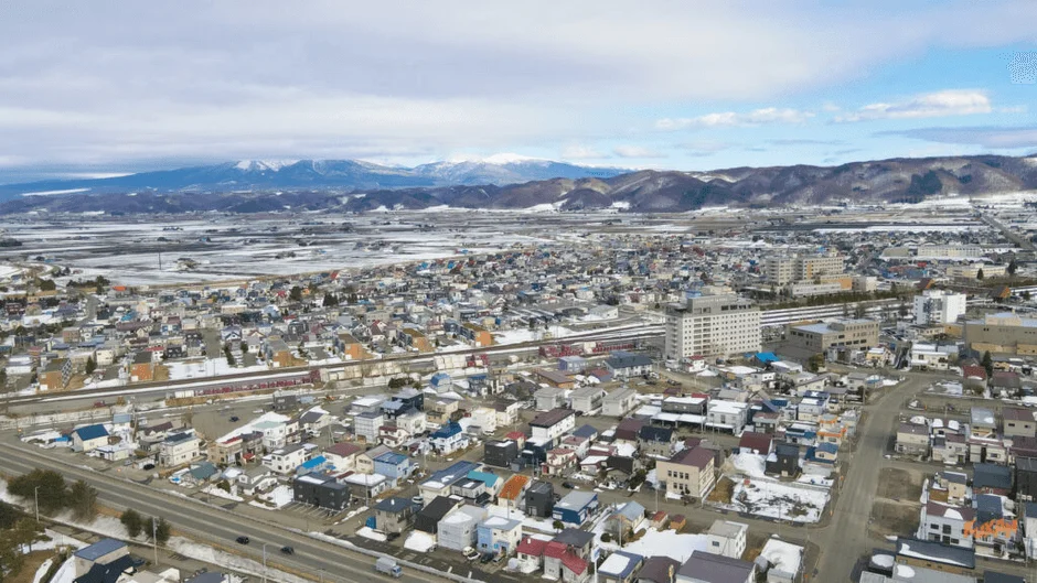 冬の雪景色が広がる街並みを空撮