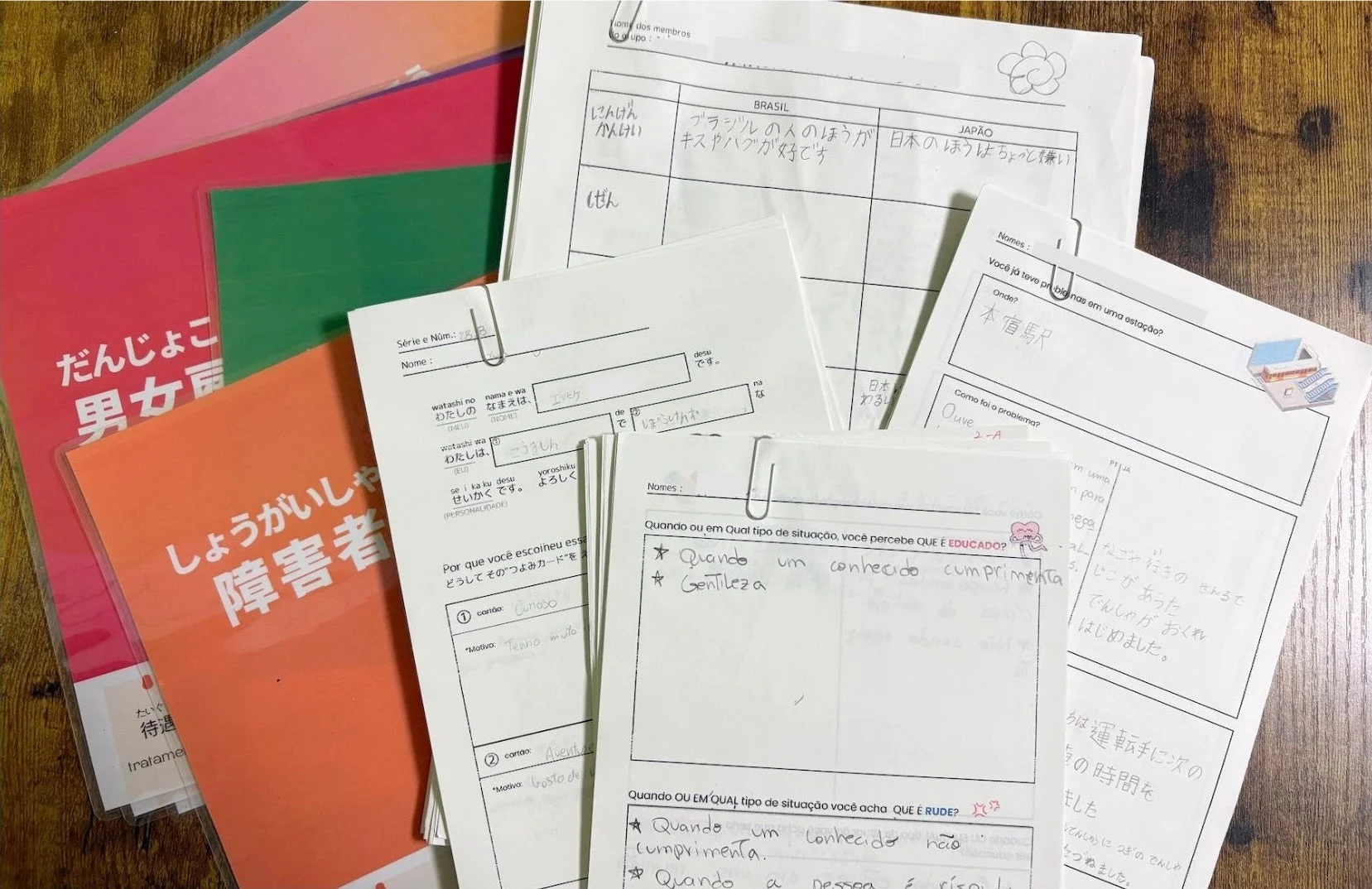 日本語とポルトガル語が併記された学習資料