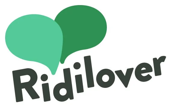緑色のスピーチバブル(またはハート型)が二つ重なり、その下に「Ridilover」と書かれたロゴマーク