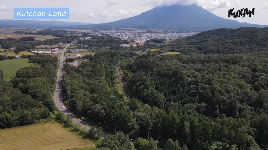 北海道の倶知安町付近を空撮した広大な風景