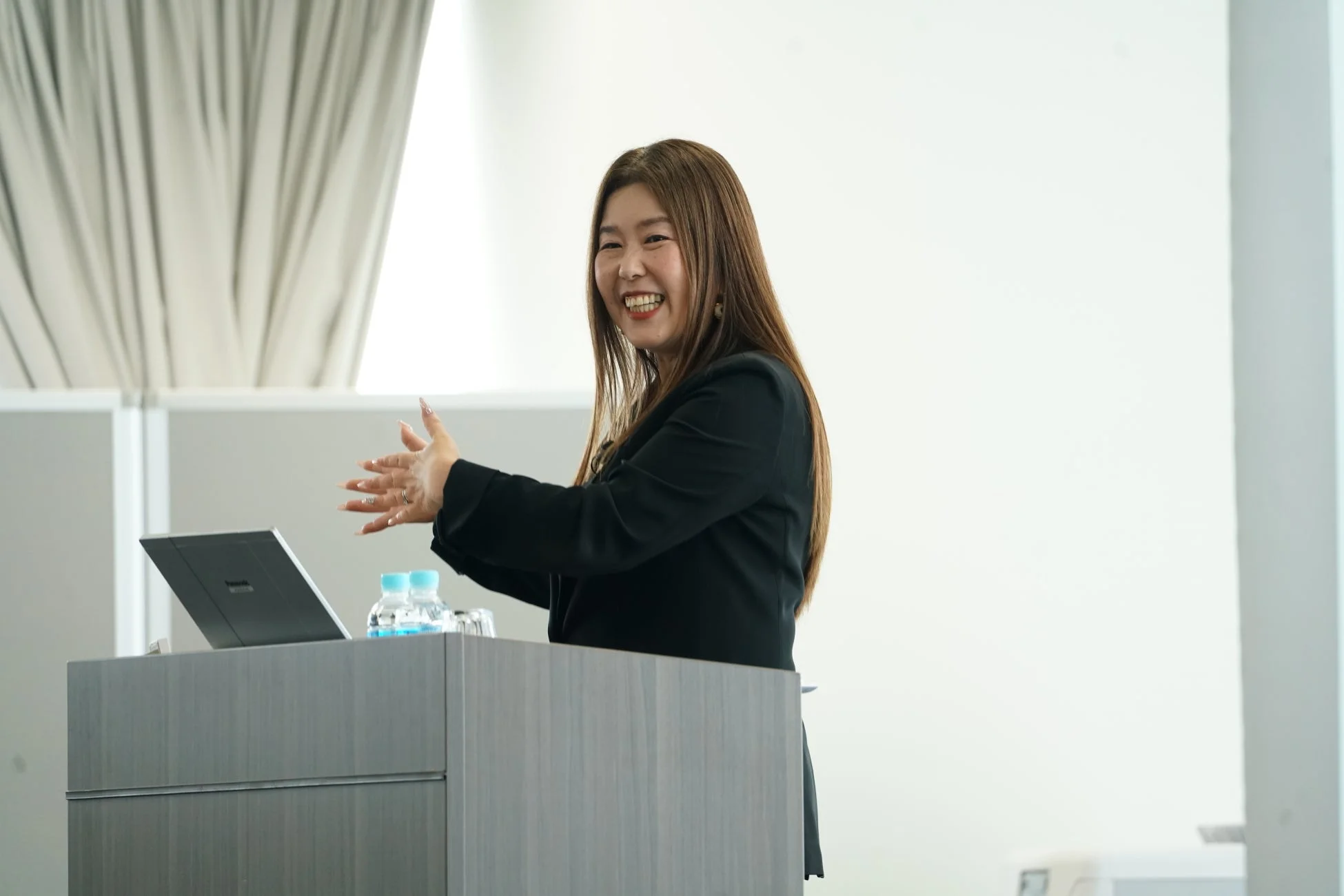 プレゼンテーションを行う女性