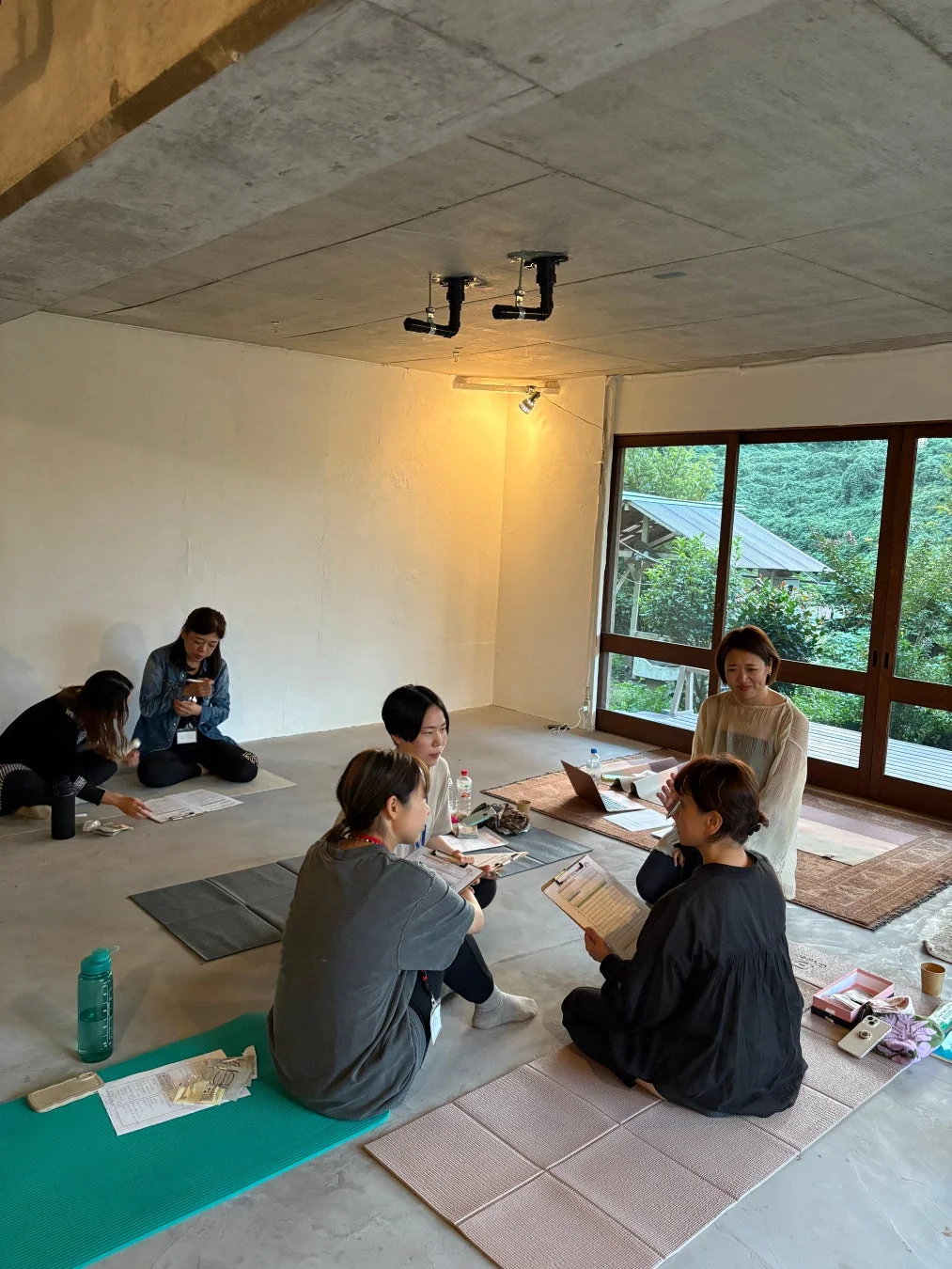 室内でのグループワークの様子