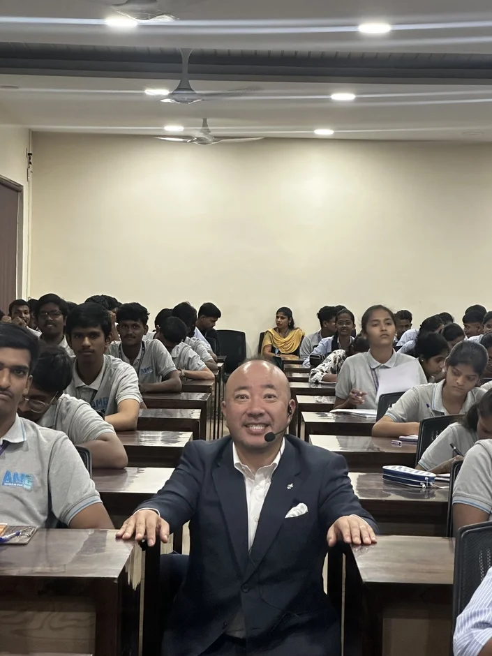 講演中の原邦雄氏