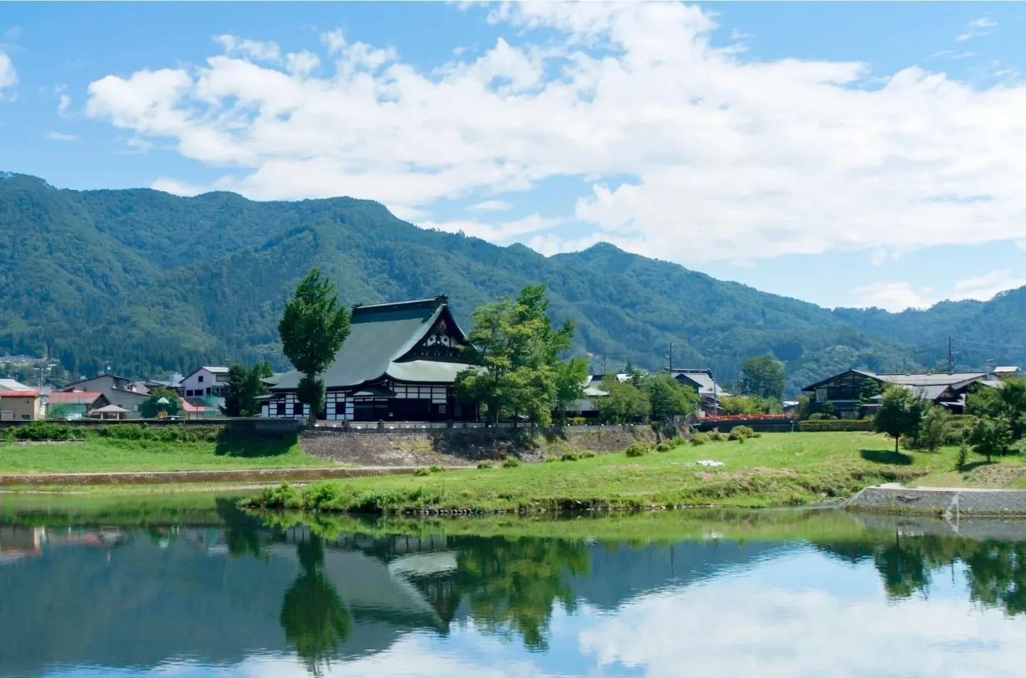 伝統的な日本建築と自然の風景