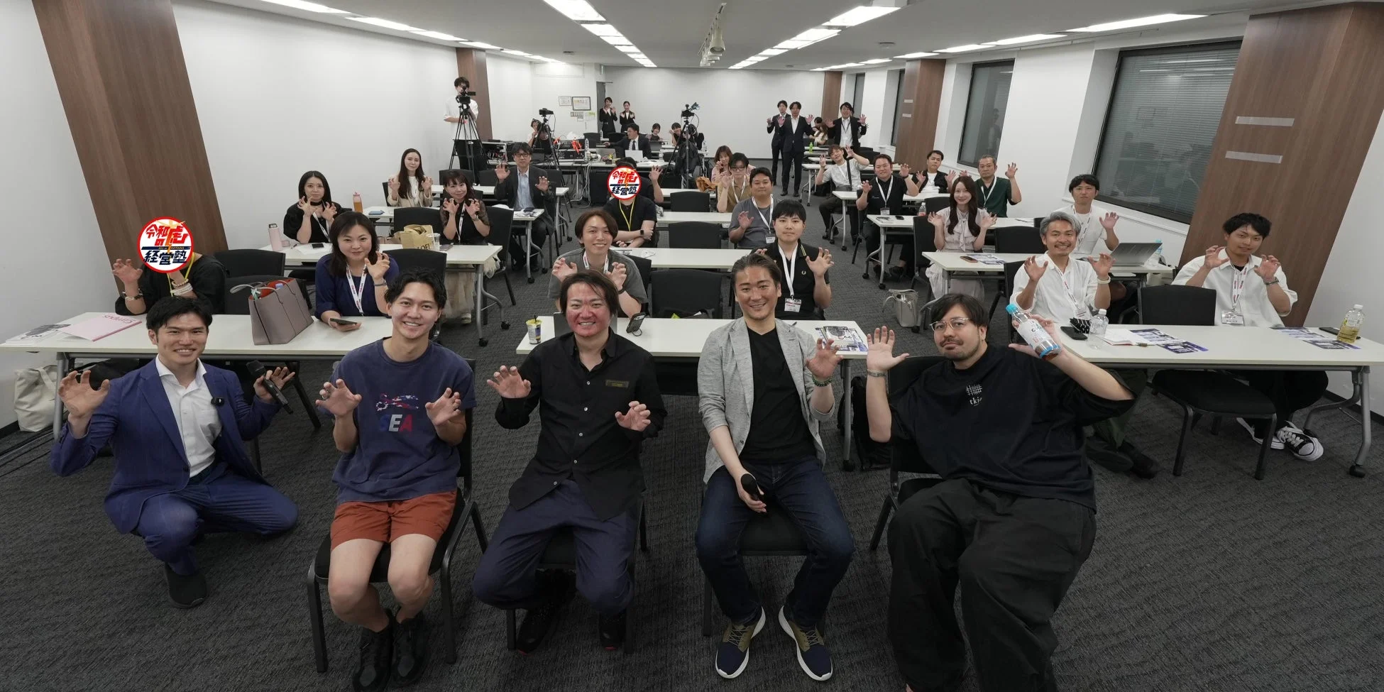 「令和信 経営塾」の集合写真