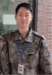 軍服姿の男性