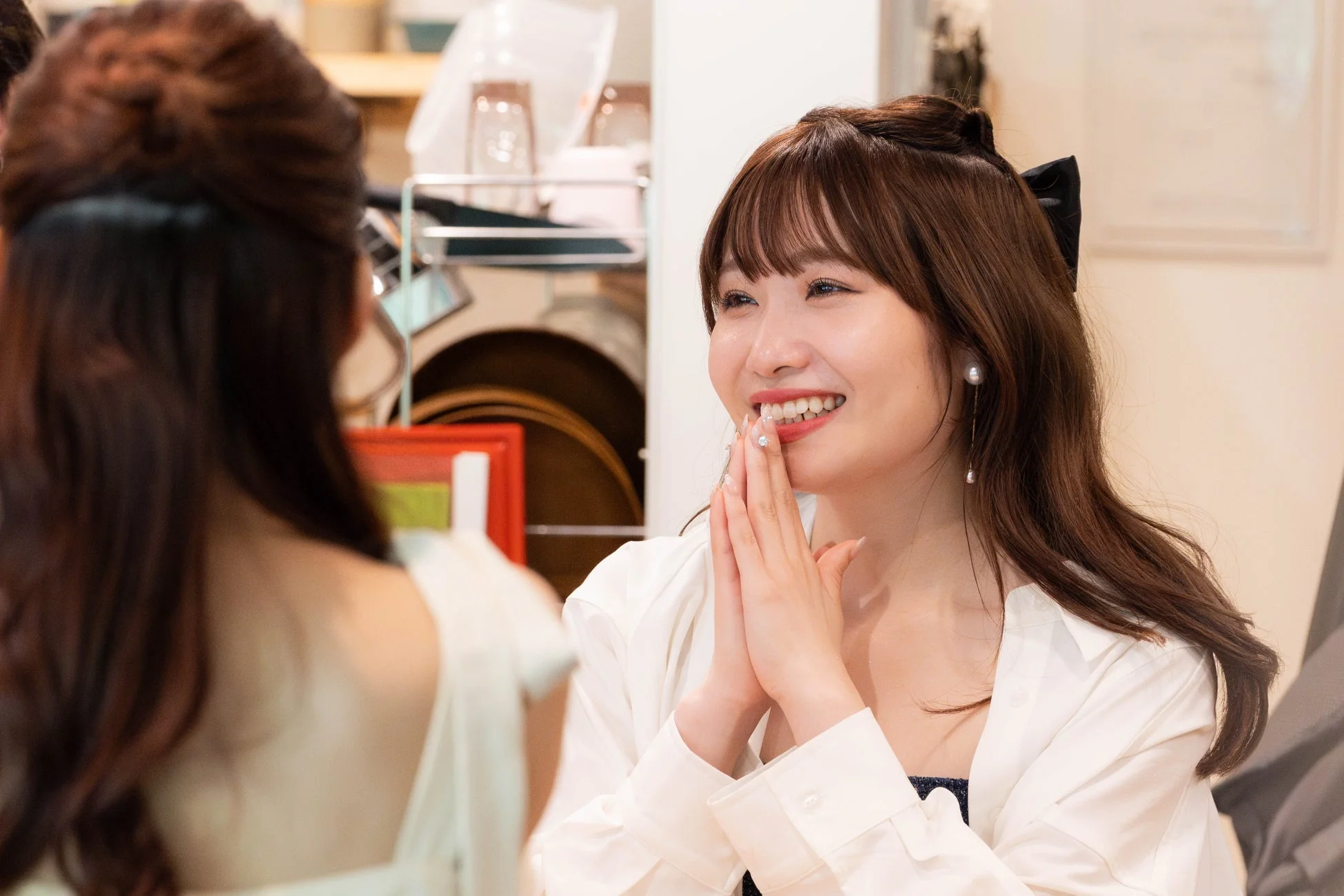 会話する女性