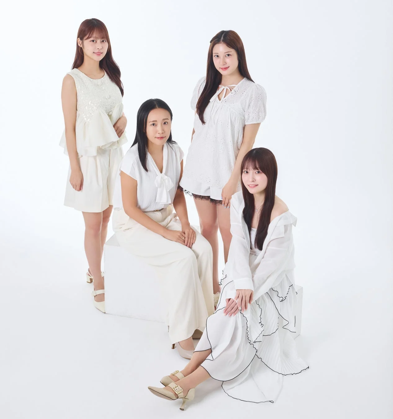 白い衣装を身につけた4人の女性