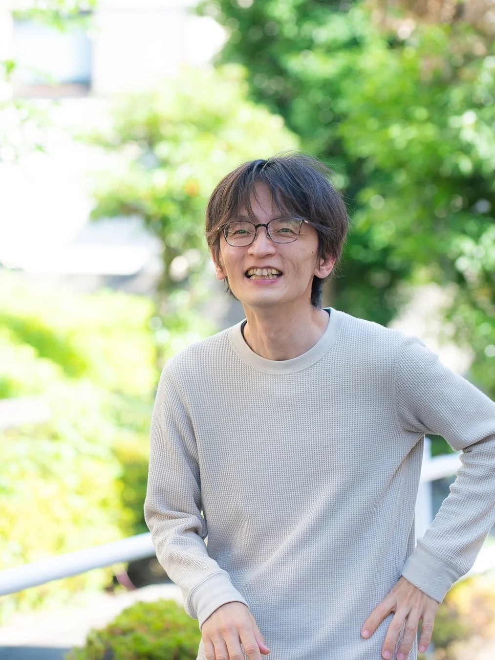 屋外で笑顔の森川すいめい氏