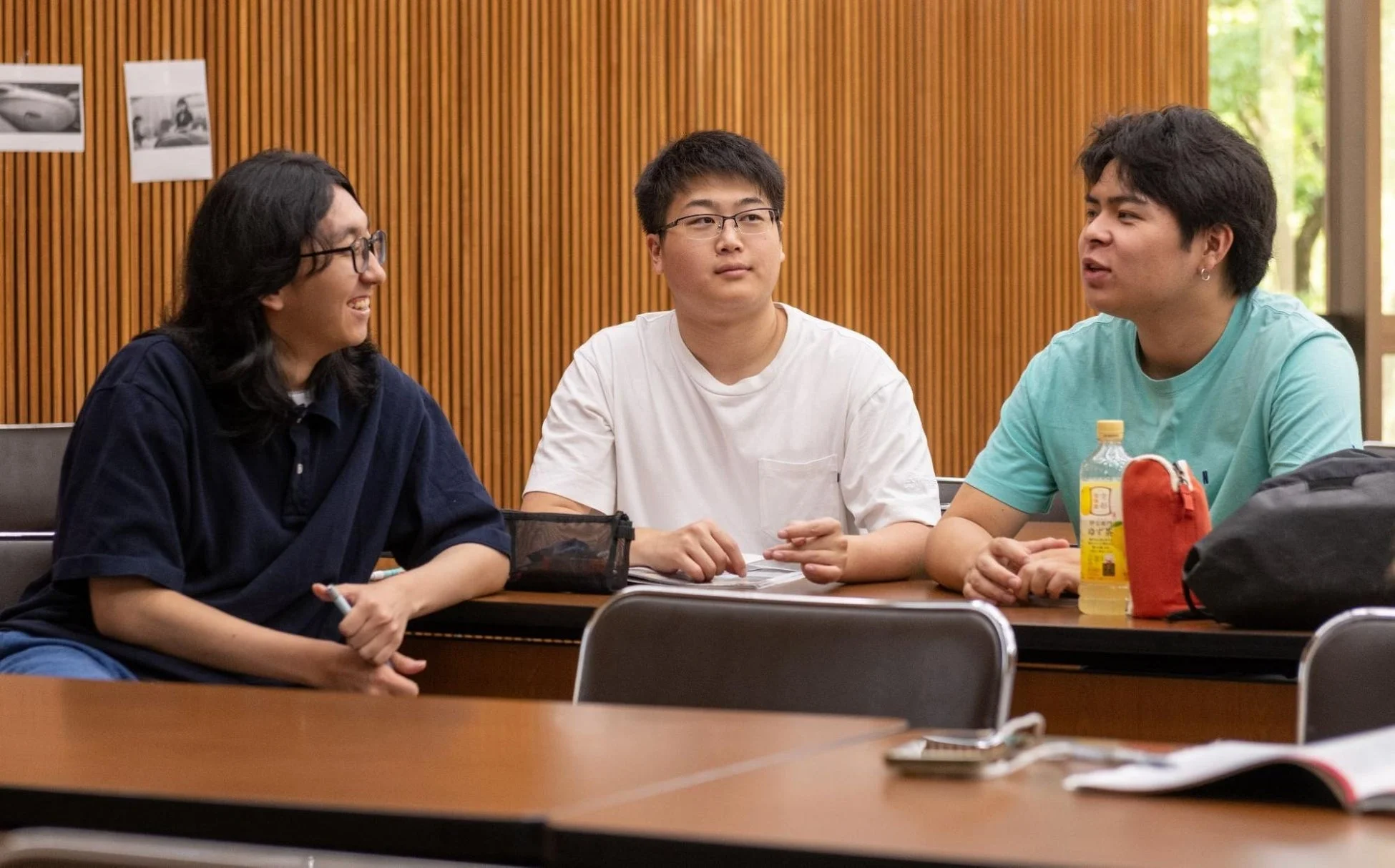 学生が談笑している