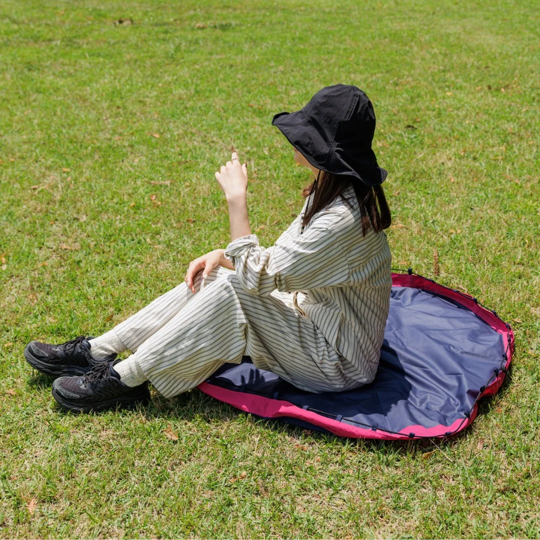izatokiを広げてシートとして使用している女性の様子
