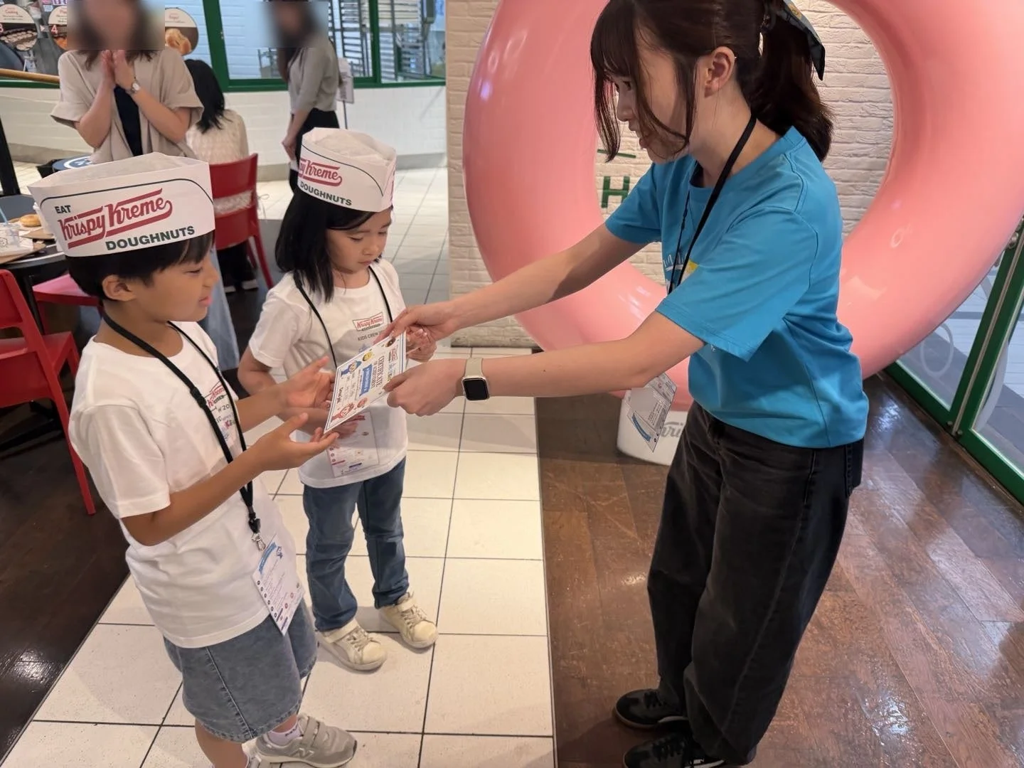 修了証を受け取る子ども