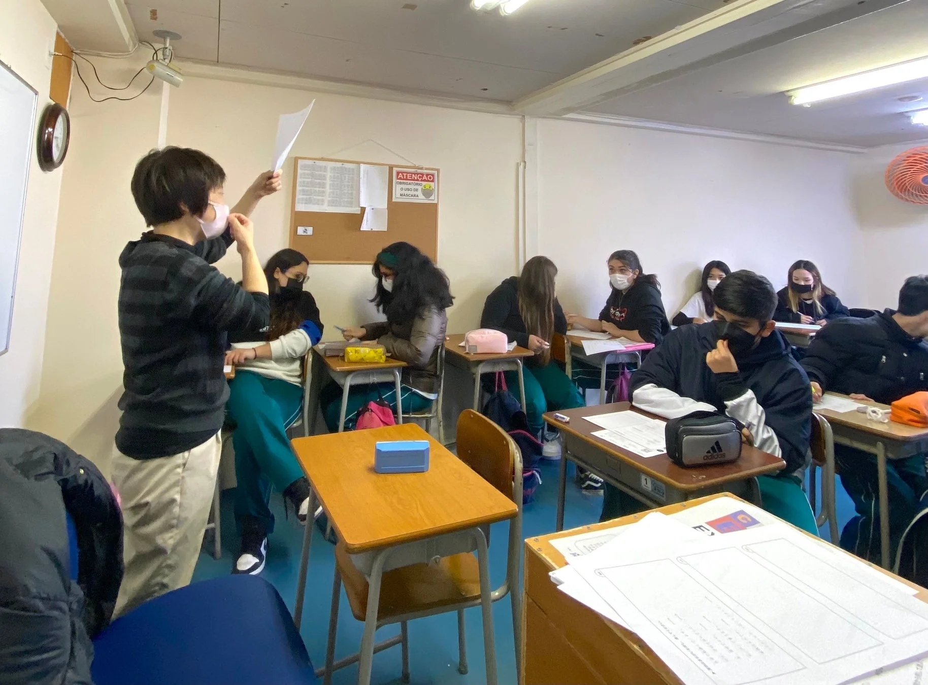教室で学習する生徒たち