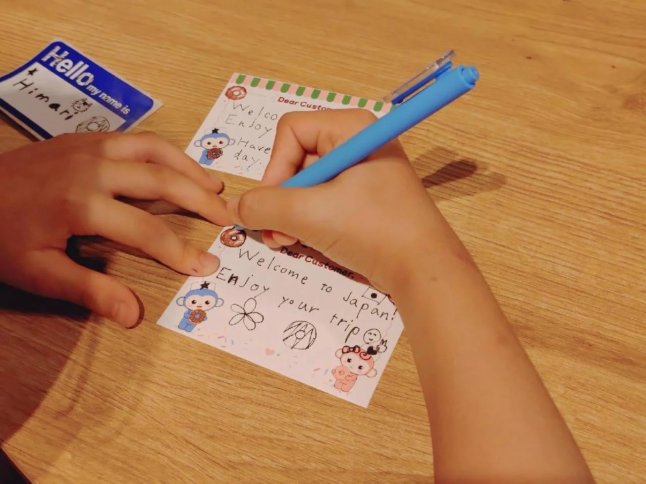ウェルカムカードを作成する子ども