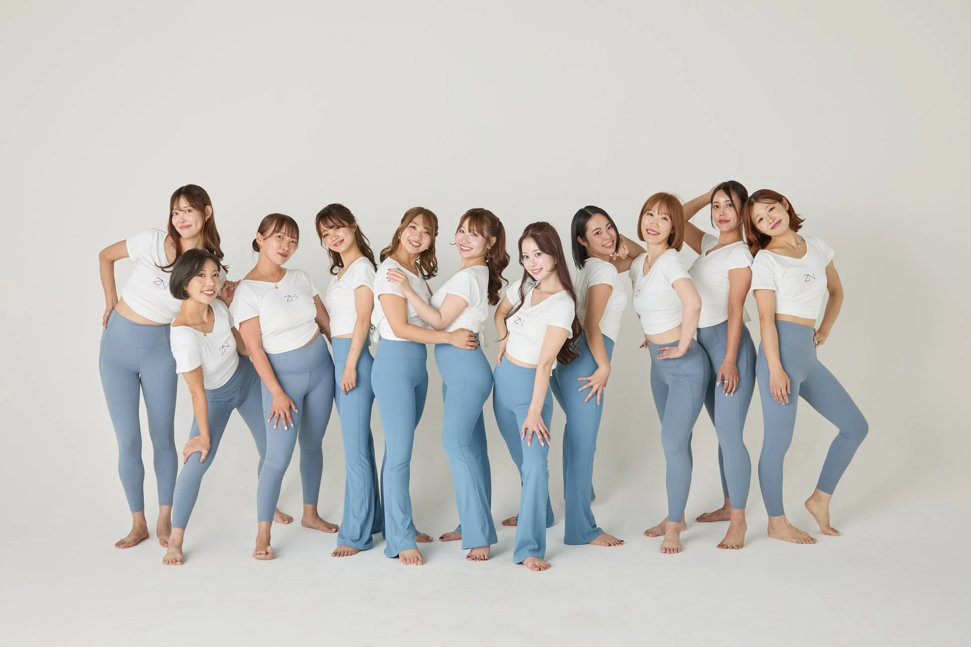 笑顔でポーズをとる女性たち