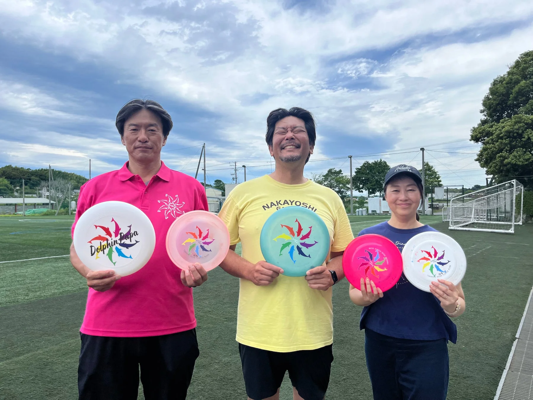 Dolphin Papaのフリスビーを持つ人々