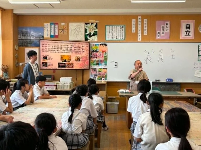 伝統工芸について学ぶ児童たち