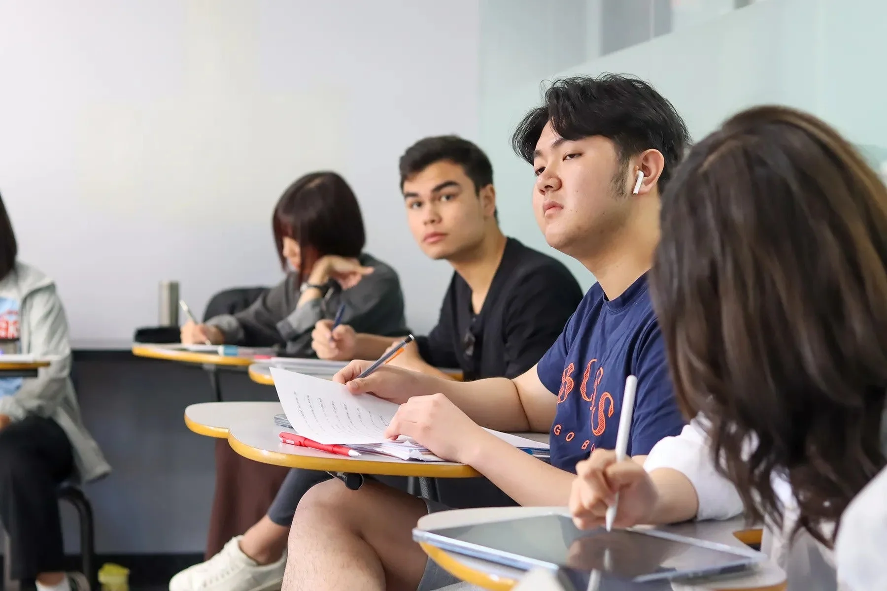 教室で学生が授業を受ける画像