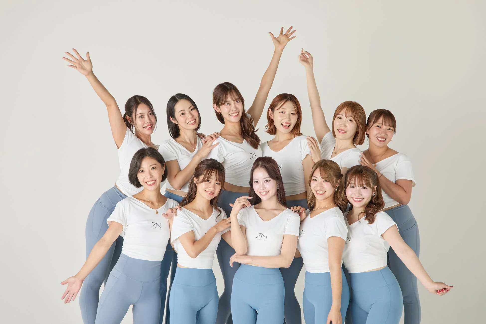 笑顔でポーズをとる女性たち
