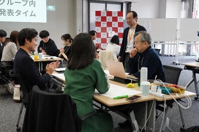 グループ内で発表している様子