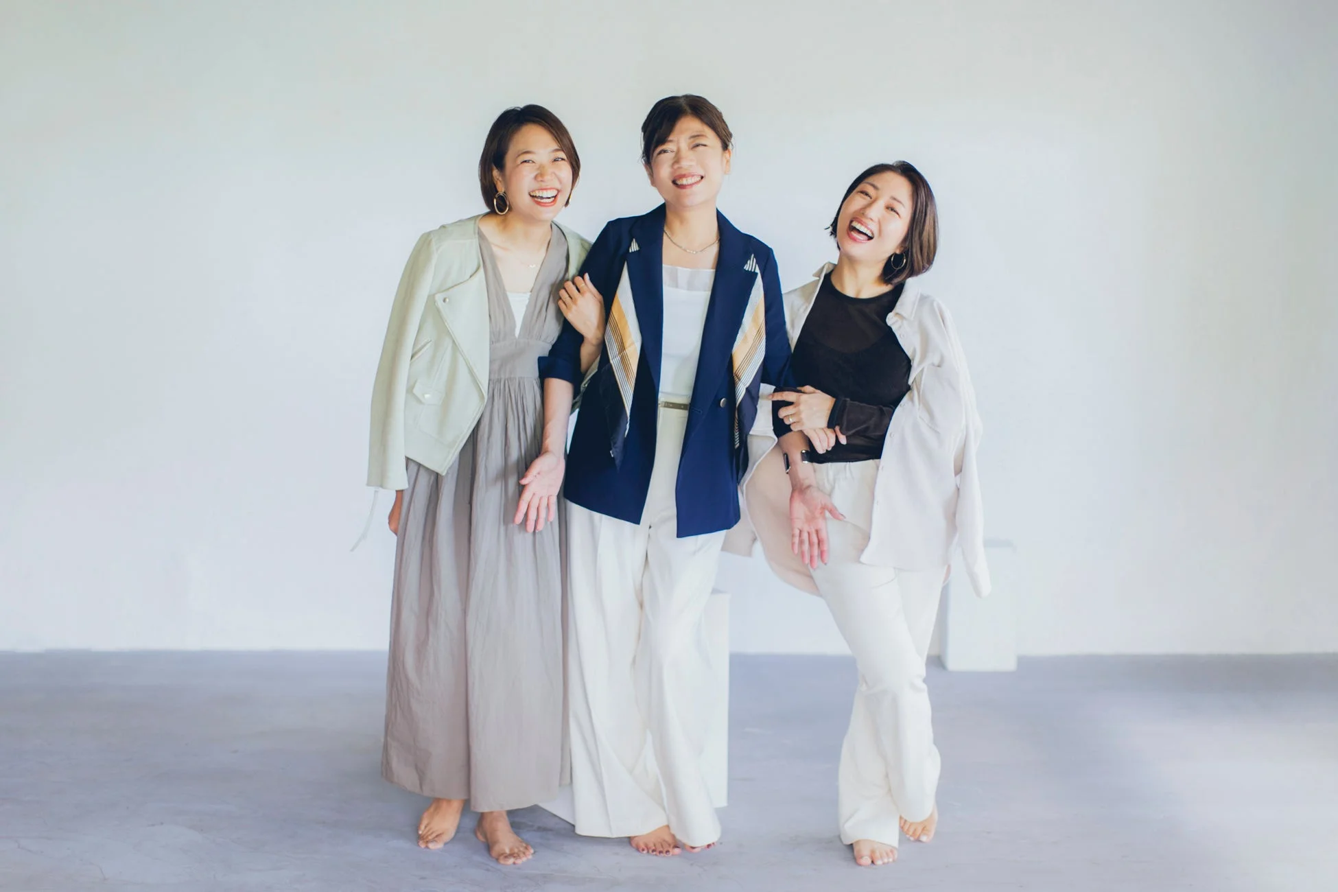 笑顔で並ぶ3人の女性