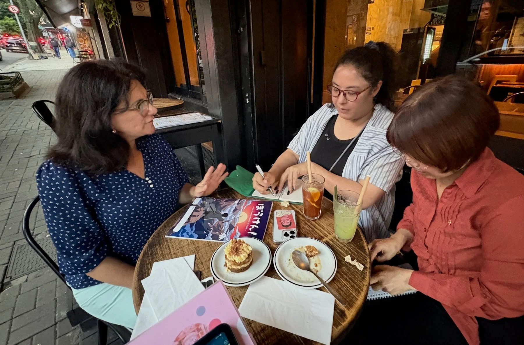 カフェでミーティングをする女性たち