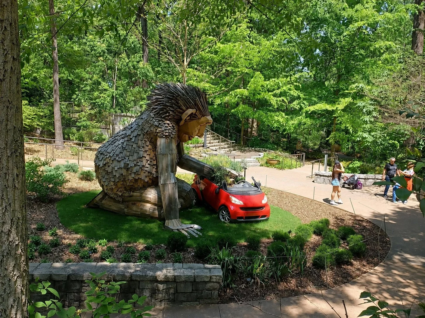 公園の木製彫刻