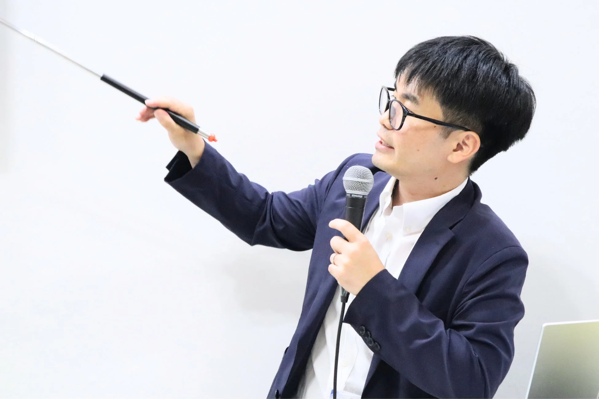 セミナーでプレゼンテーションを行う講師