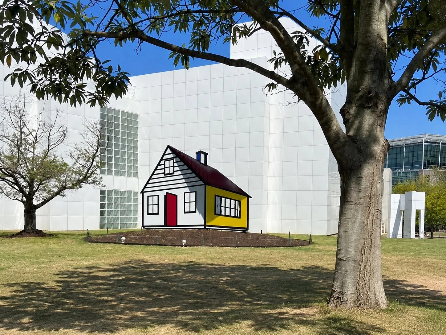 カラフルなポップアート風の家