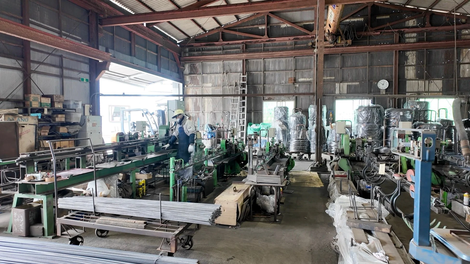 金属加工工場で作業員