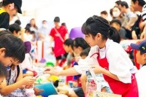 キッズフリマで交流する子どもたち