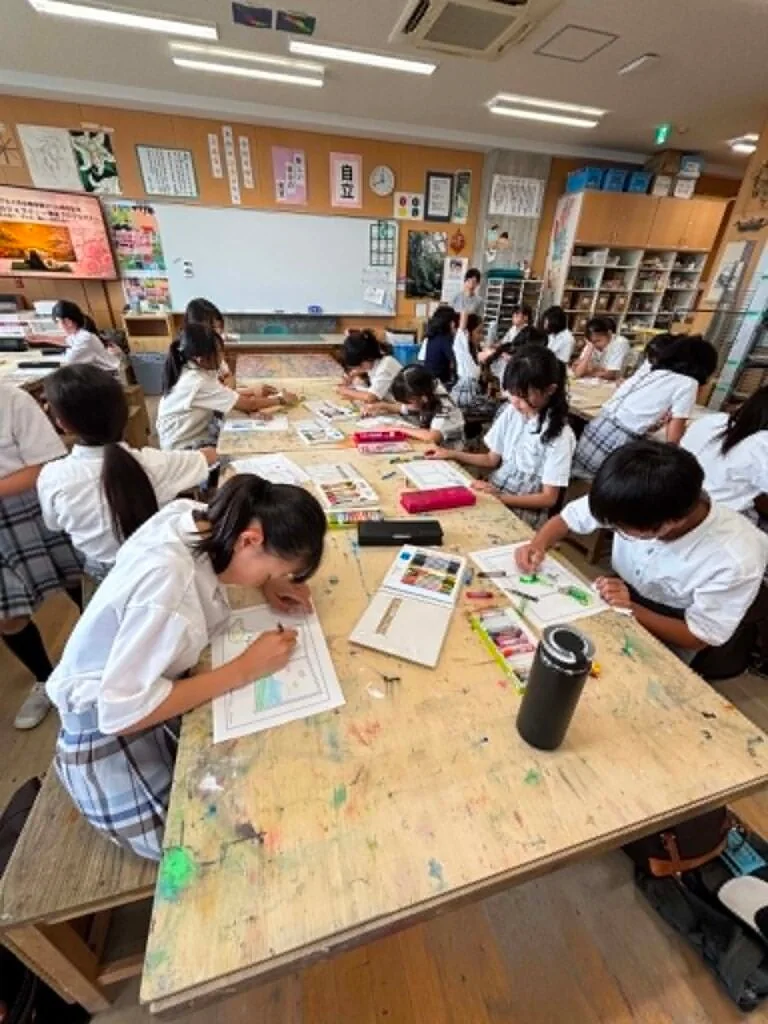 美術の授業に熱中する子どもたち
