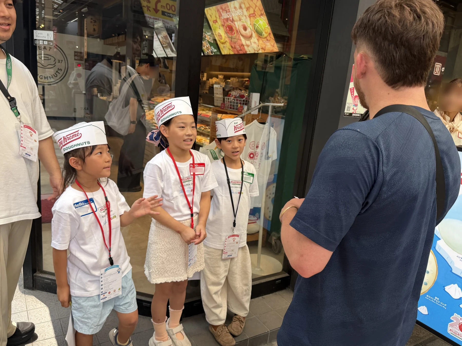店頭で接客する子どもたち