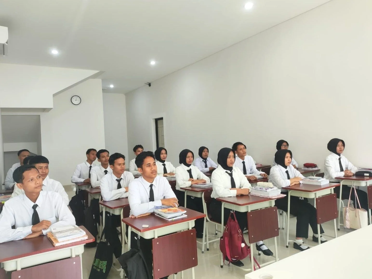 授業を受ける学生たち