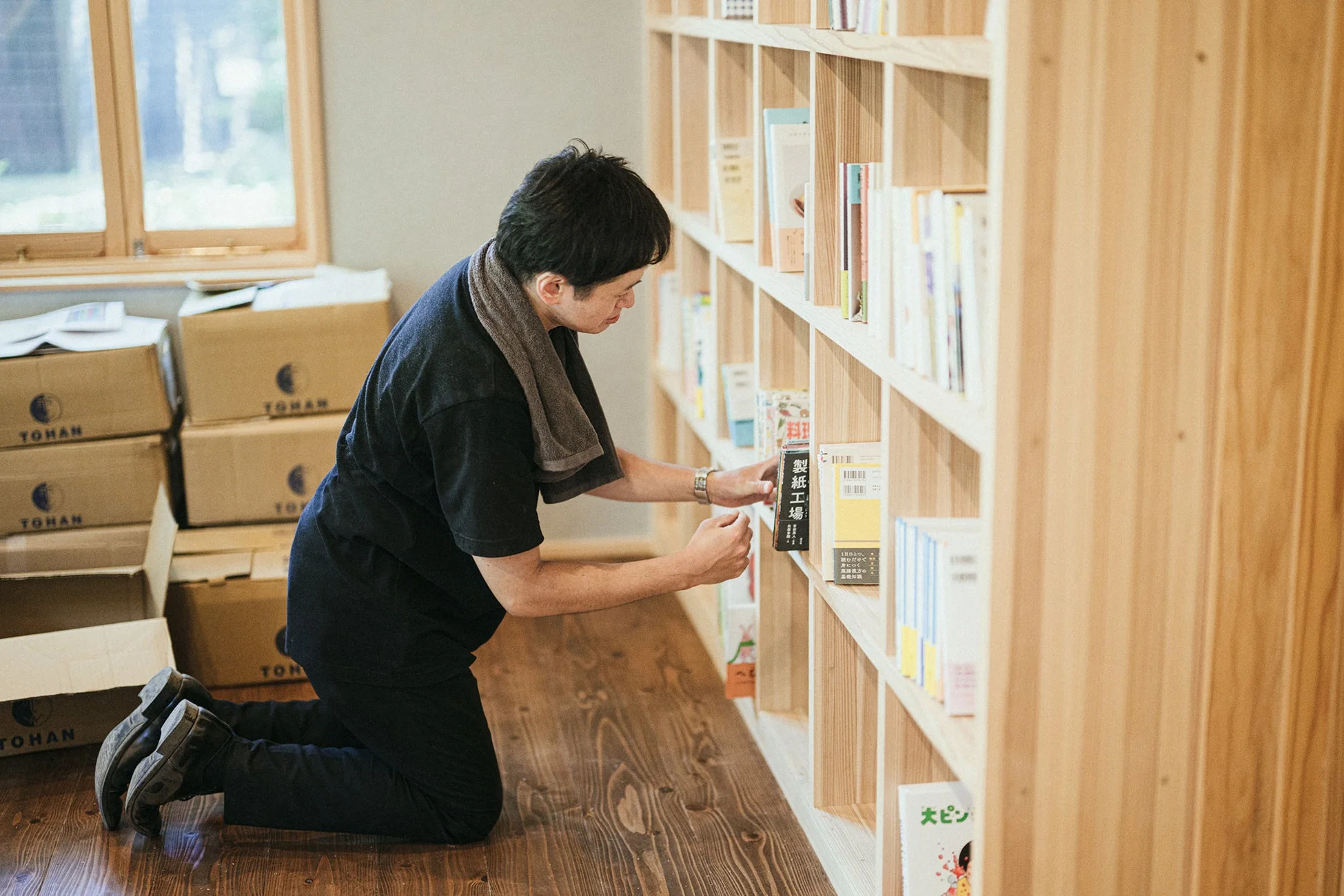 本を陳列する男性