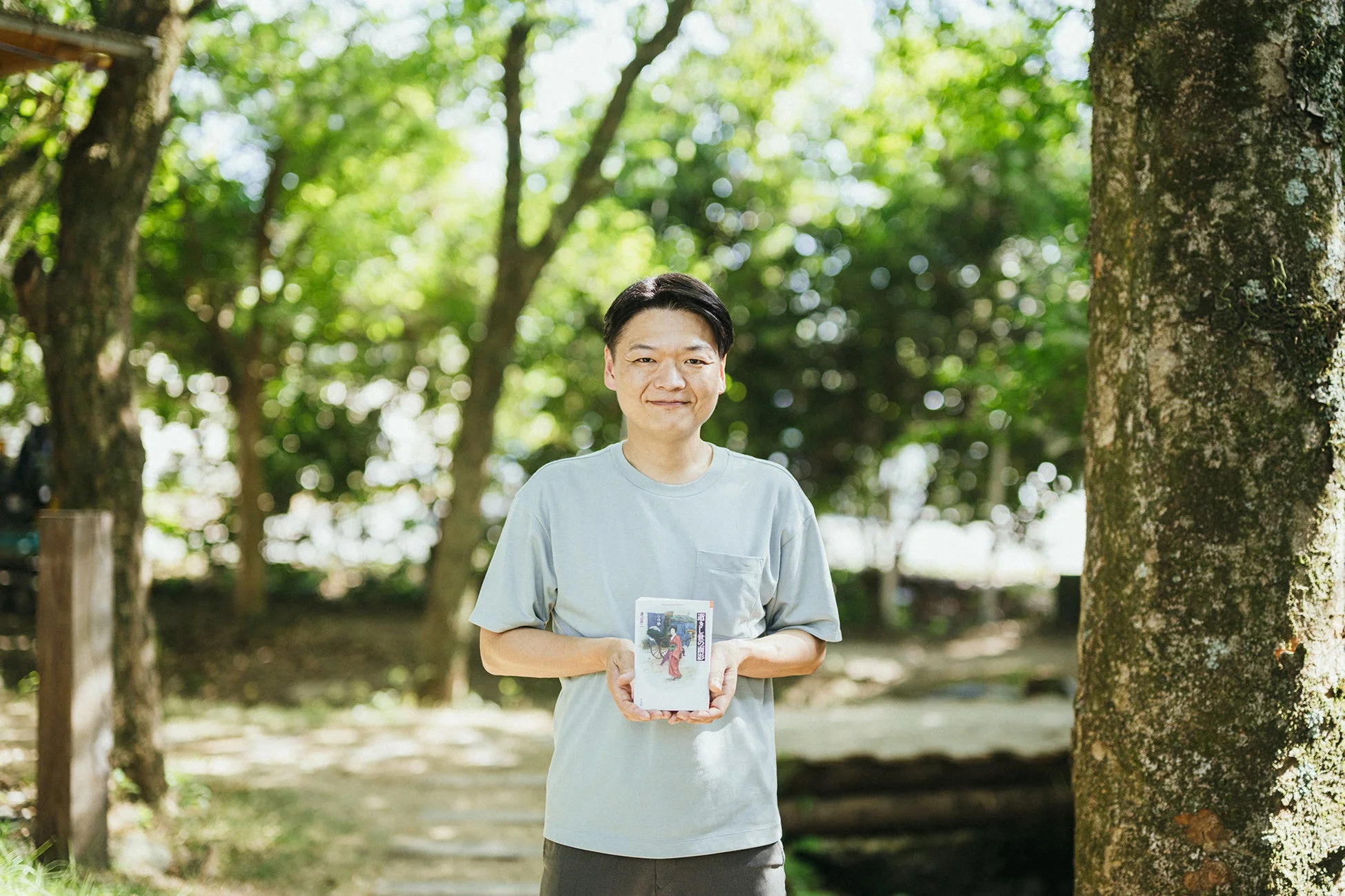 屋外で本を読む男性