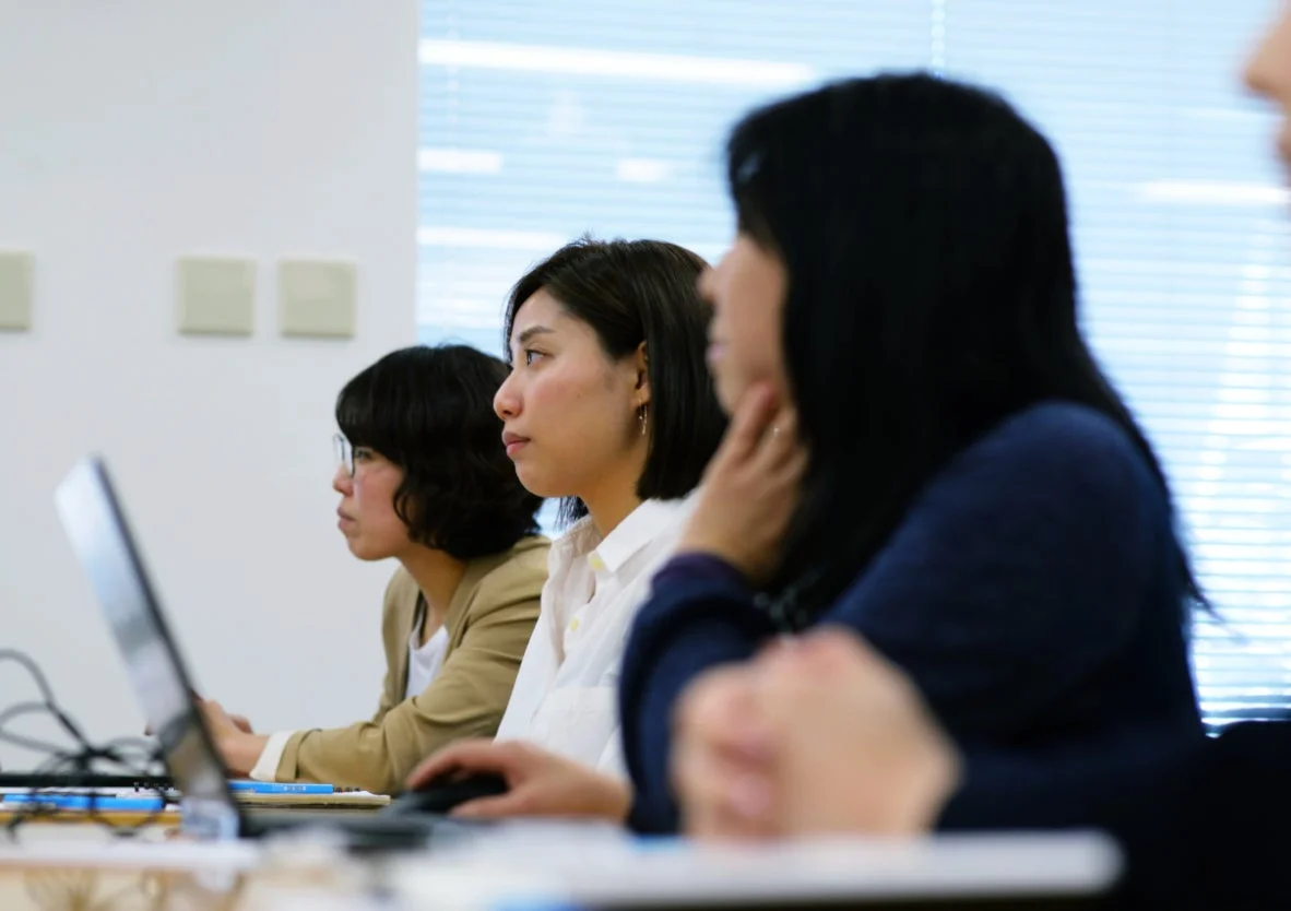 女性がPCを見ながらセミナーに参加している様子